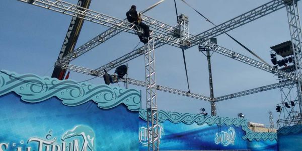 Montagem de Box Truss do Saltibum do Luciano Huck