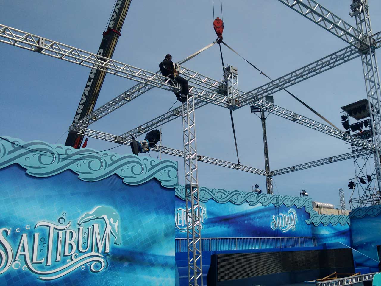 Montagem de Box Truss do Saltibum do Luciano Huck